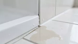 czym uszczelnic brodzik od sciany