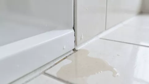 czym uszczelnic brodzik od sciany