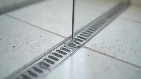 Czym uszczelnić odpływ liniowy