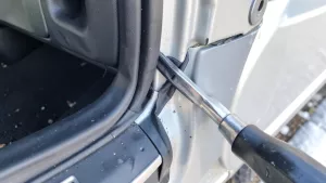 jak uszczelnić drzwi w samochodzie