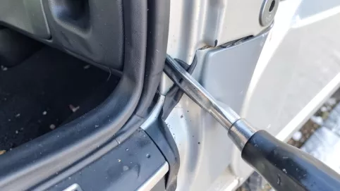 jak uszczelnić drzwi w samochodzie