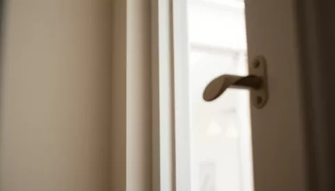 Jak uszczelnić drzwi wejściowe do mieszkania