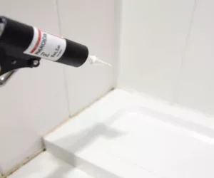 Jak uszczelnić kabinę prysznicową z brodzikiem