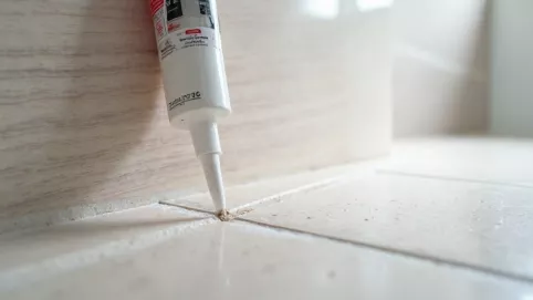 jak uszczelnić panele winylowe