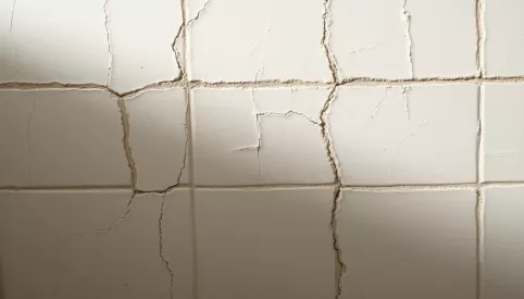 Jak uszczelnić popękane fugi