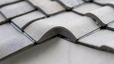 jak zrobić zakończenie gąsiora obróbki szczytów i uszczelnienie kalenicy