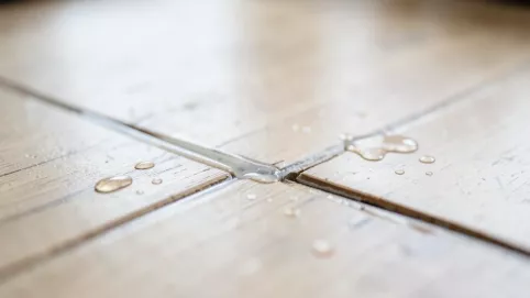 uszczelnianie paneli podłogowych