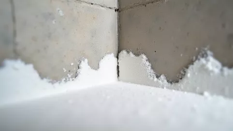 uszczelnienie fundamentów pianą pur